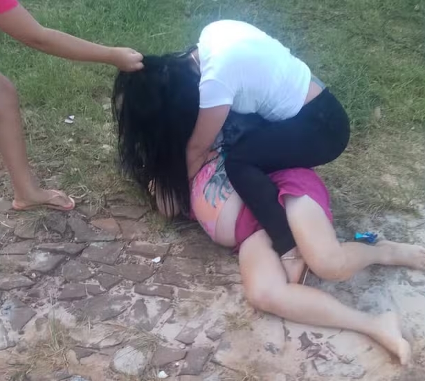 Criança filma mãe sendo espancada por outra mulher no meio da rua; vítima morreu horas depois, no Paraná